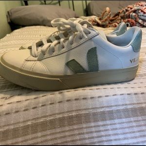Veja teal blue and white sneakers ⭐️ worn a couple of times ⭐️ super cute color